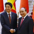 安倍访问越南送钱送武器 多次针对中国提及南海问题