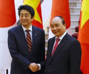 安倍访问越南送钱送武器 多次针对中国提及南海问题