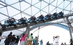 上海迪士尼游乐项目故障 游客吊在半空近半小时