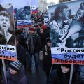 俄上万民众游行 纪念反对派领袖被杀2周年