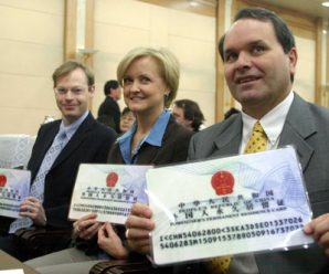 中国发放“绿卡”大幅增加 美媒：外国人仍难拿卡