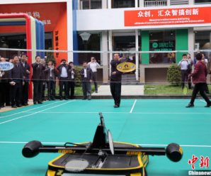 和李克强打羽毛球的机器人“又长进了”