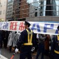 日本右翼分子全程围攻在日华侨华人和平游行