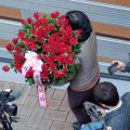 朴槿惠下台退居私邸 支持者上门送玫瑰花