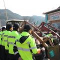 韩国民众怒开挖掘机冲向萨德部署地