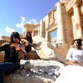 叙利亚收复被毁古城 音乐家废墟上演奏