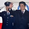 安倍结束访欧行程返日 将着手应对右翼小学丑闻