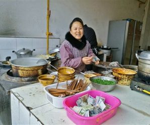 “诚信面馆”开15年 顾客自己端碗付款全靠自觉