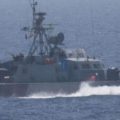 美媒：伊朗舰艇突然靠近 美军舰被迫改航向