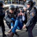 俄罗斯多地爆发未经当局批准的反腐败游行 多人被捕