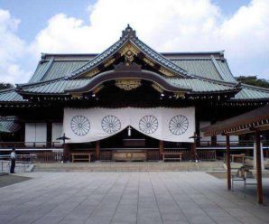 安倍以内阁总理大臣名义向靖国神社供奉供品