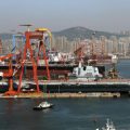 我国第二艘航空母舰下水 范长龙出席下水仪式并致辞