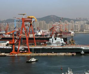 我国第二艘航空母舰下水 范长龙出席下水仪式并致辞