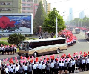 平壤万人空巷欢迎导弹研发人员