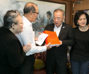 泰国统促会王志民会长为《现代使用汉泰词典》发行捐款