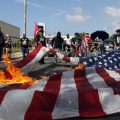波多黎各民众焚烧美国国旗 抗议举行加入美国公投