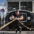 英国男子获“最强壮男人”称号 可拖8吨重车