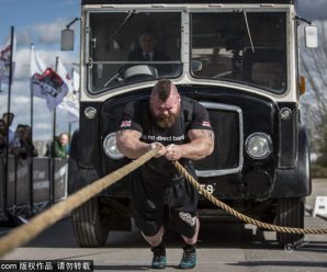 英国男子获“最强壮男人”称号 可拖8吨重车