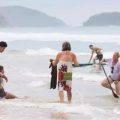 中国游客在泰国不穿救生衣冲浪溺水
