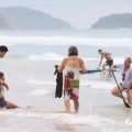 中国游客在泰国不穿救生衣冲浪溺水