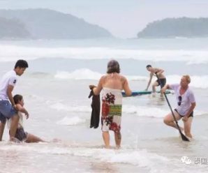 中国游客在泰国不穿救生衣冲浪溺水