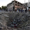 阿富汗首都爆炸致至少90人死亡 地面留7米深坑
