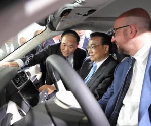这辆汽车“牛”在哪 李克强和比利时首相同时登乘体验