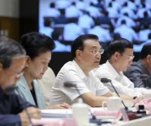 李克强：紧扣重点不断深化“放管服”改革
