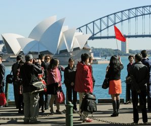 中国出境游客大增 今年支出或达2.3万亿元