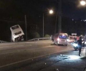 泰国普吉岛一大巴车翻车 5名中国游客受伤
