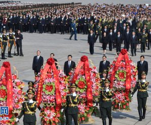 习近平等党和国家领导人出席向人民英雄敬献花篮仪式