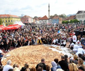 波黑制作675公斤馅饼 有望打破世界纪录