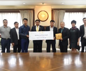 泰国统促会常务副会长任新建向曼谷市捐款