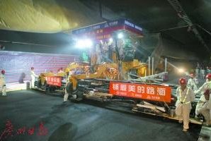 港珠澳大桥海底隧道铺装路面 年底大桥具备通车条件