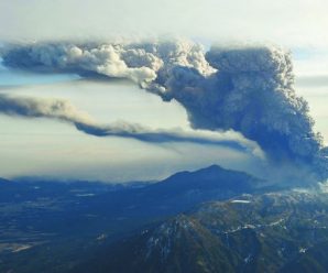 日本新燃岳火山时隔6年再度喷发 暂未对航空业造成影响