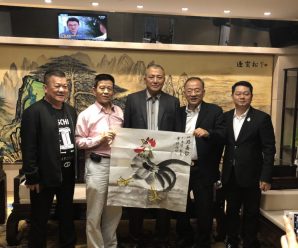 中国书画收藏家协会副会长高虹向王志民会长赠送名家作品
