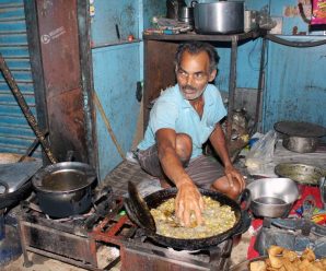 印度奇人徒手伸进油锅做小吃 45年未被烫伤