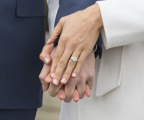 哈里王子与女友宣布订婚后首亮相，无名指钻戒抢眼