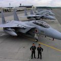 日本一飞行员腿麻致F15战机迫降 多架民航飞机延误
