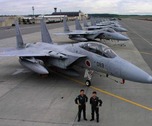 日本一飞行员腿麻致F15战机迫降 多架民航飞机延误
