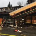 美国华盛顿州一列车脱轨至少6人死亡 事发列车为首日运营