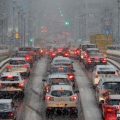 欧洲多国遭暴风雪袭击交通堵塞 机场数万旅客滞留
