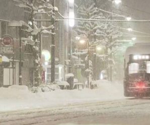 日本现“超级魔王寒流”，近2000人滞留被迫睡在车厢
