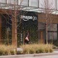 亚马逊首个AI便利店开业：无人收银、选好商品即可走人