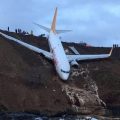 因跑道结冰 一架载有168人的土耳其航班滑出跑道坠落悬崖