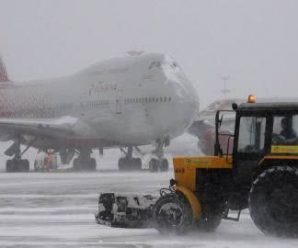 俄莫斯科遭大雪冻雨侵袭 导致200多个航班延误