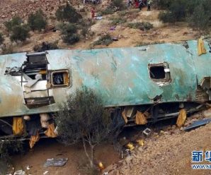 秘鲁一双层大客车翻下山路致35人丧生