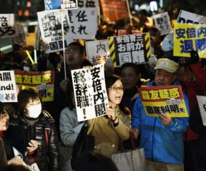 安倍摊上大事儿了 日本民众围堵首相官邸高喊下台