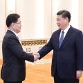 习近平会见韩国总统特使郑义溶