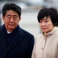 安倍支持率因丑闻跌至三成 民调近半数认为其应该辞职